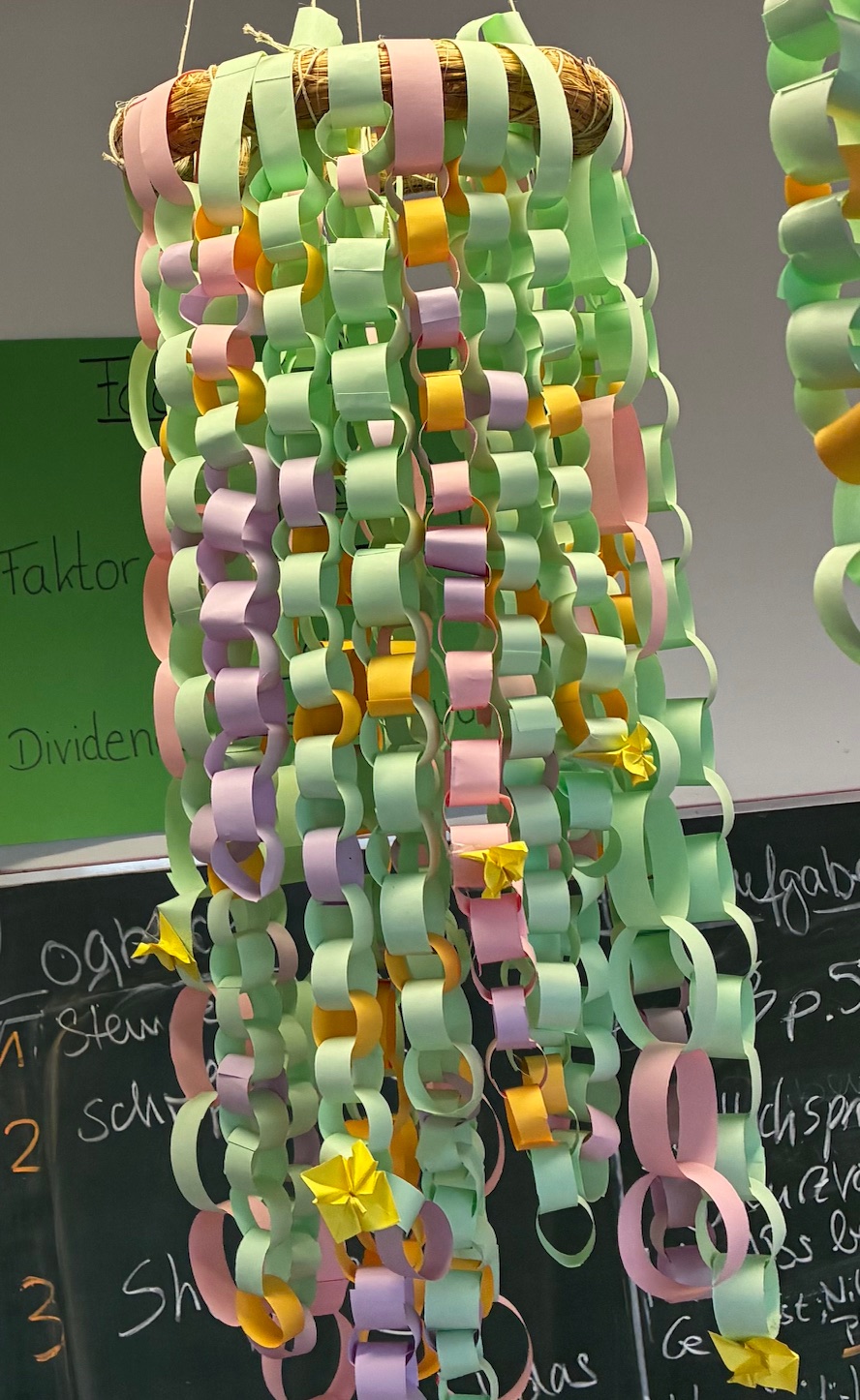 Frühlingsdekoration aus bunten Papierringen