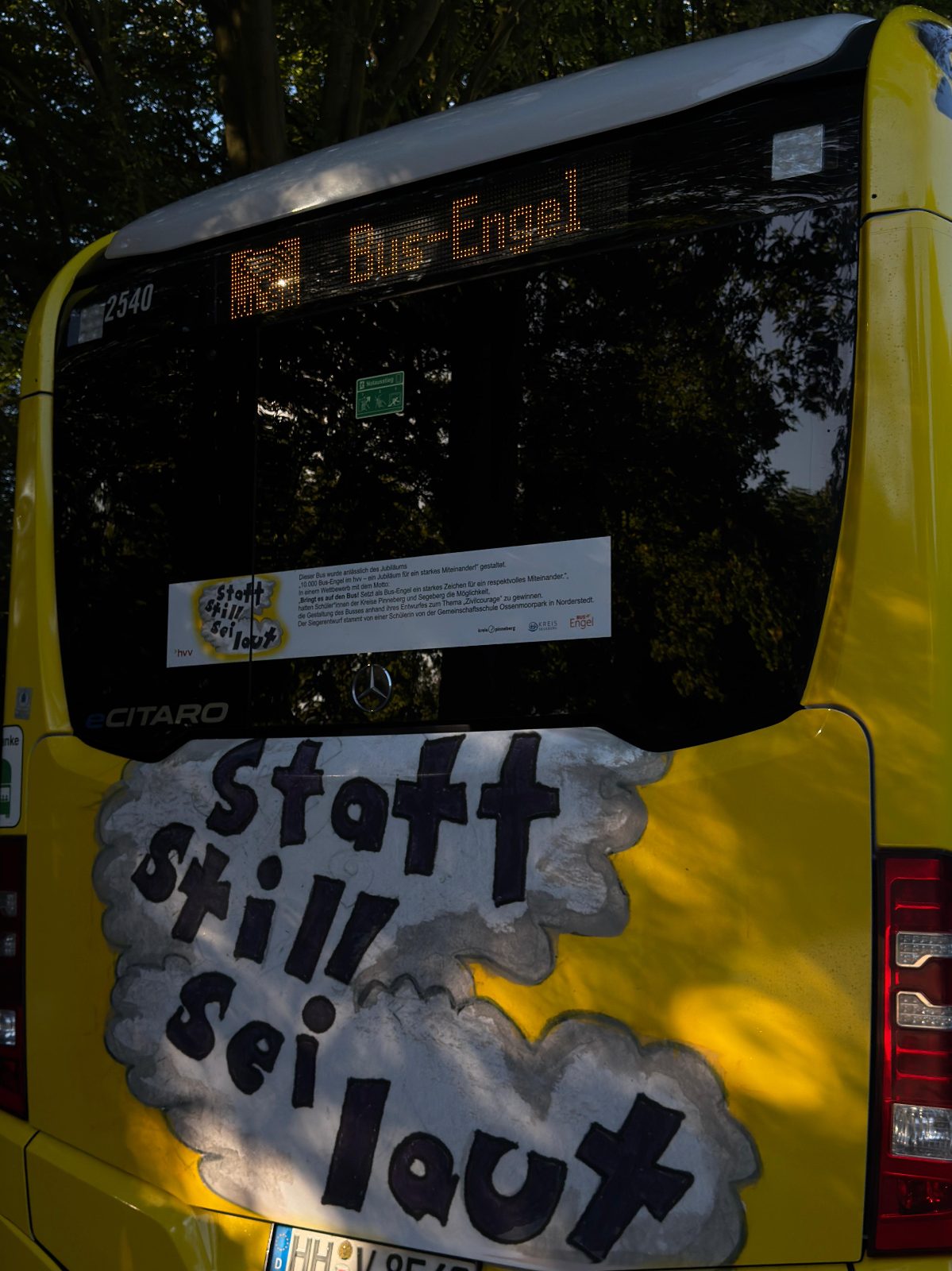 Anzeige „Bus-Engel“ und Infotafel zum Wettbewerb am Heck