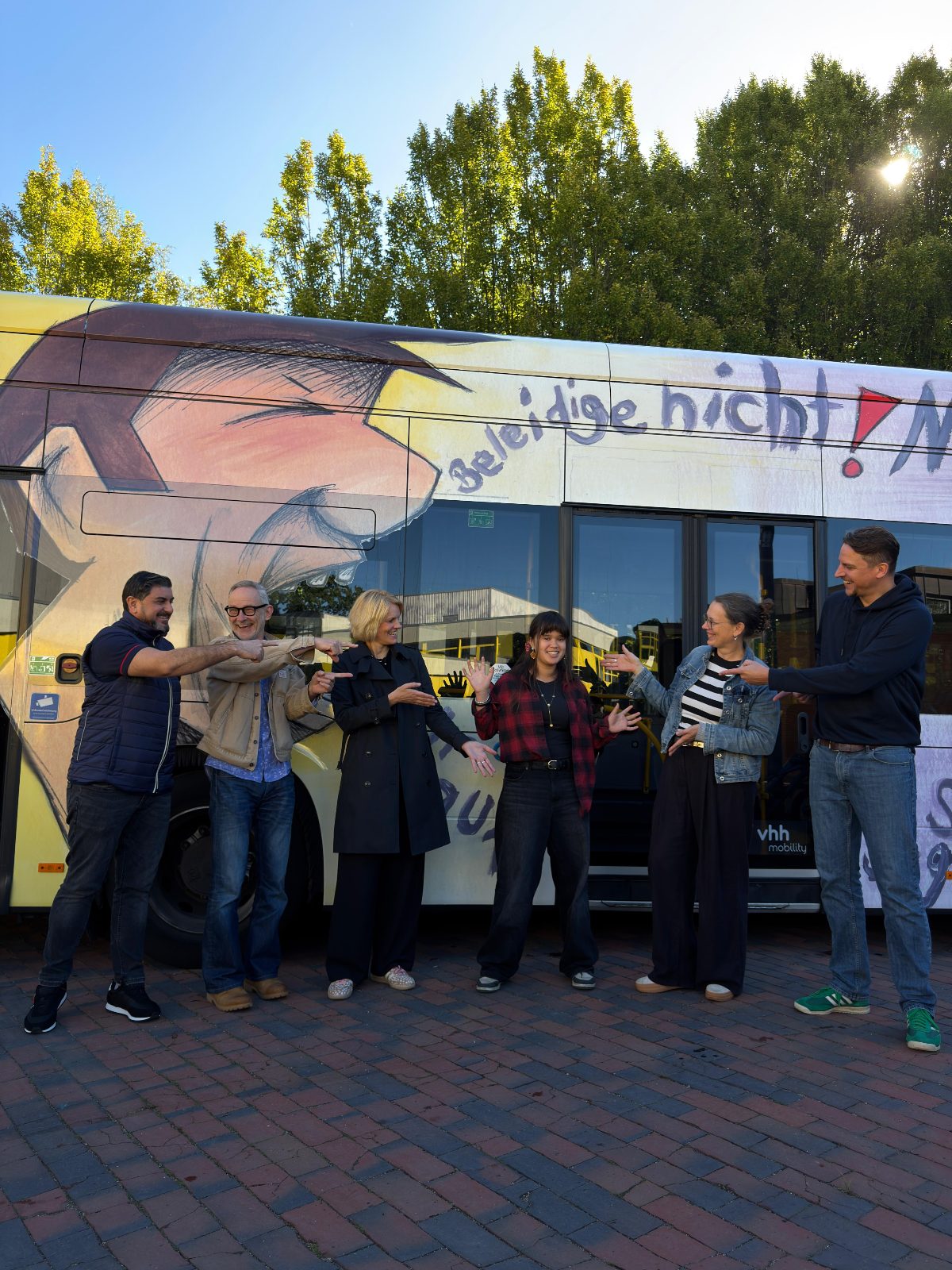 Lena mit Gästen vor dem Bus