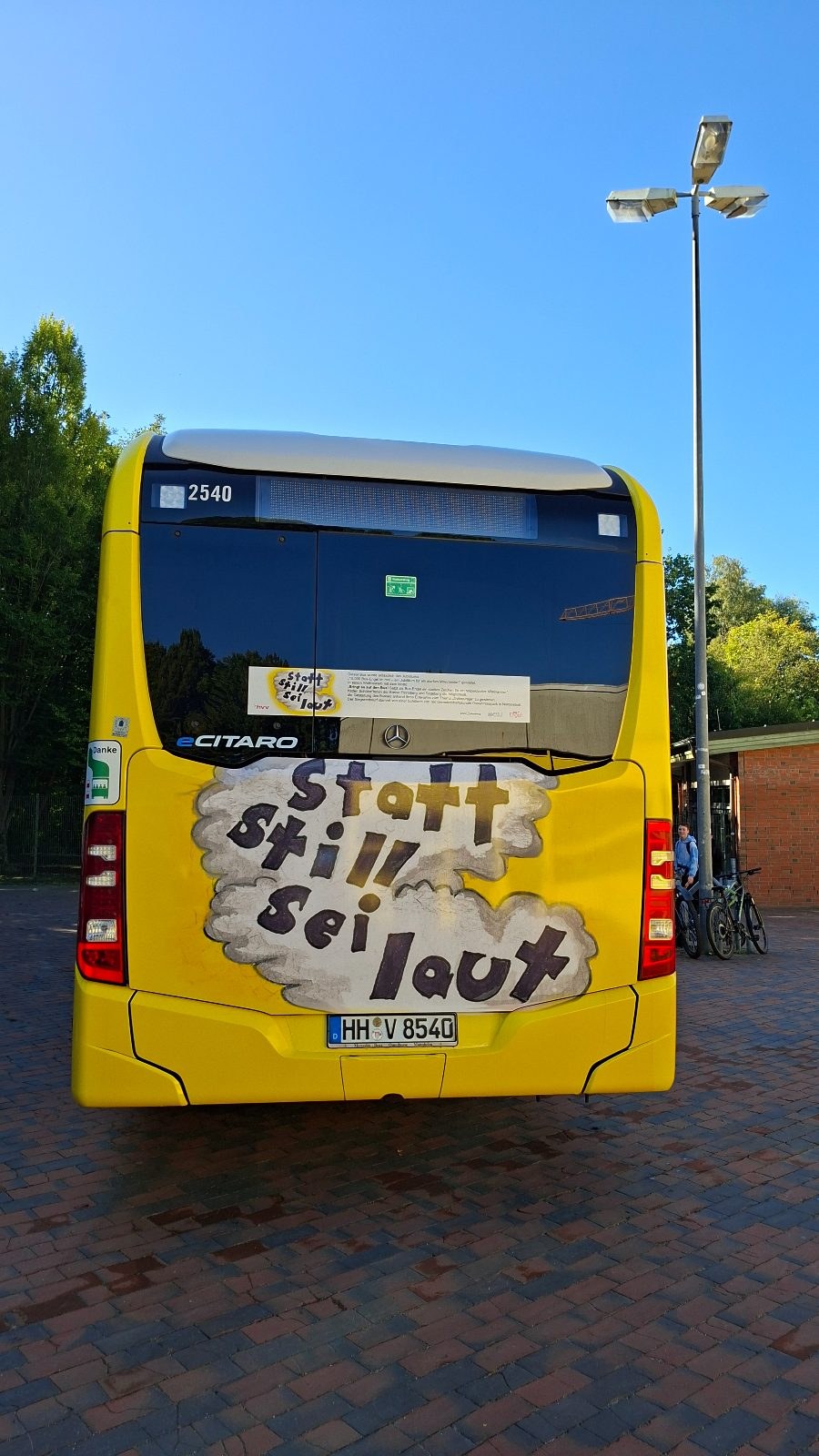 Heck des Busses mit dem Schriftzug „Statt still, sei laut“