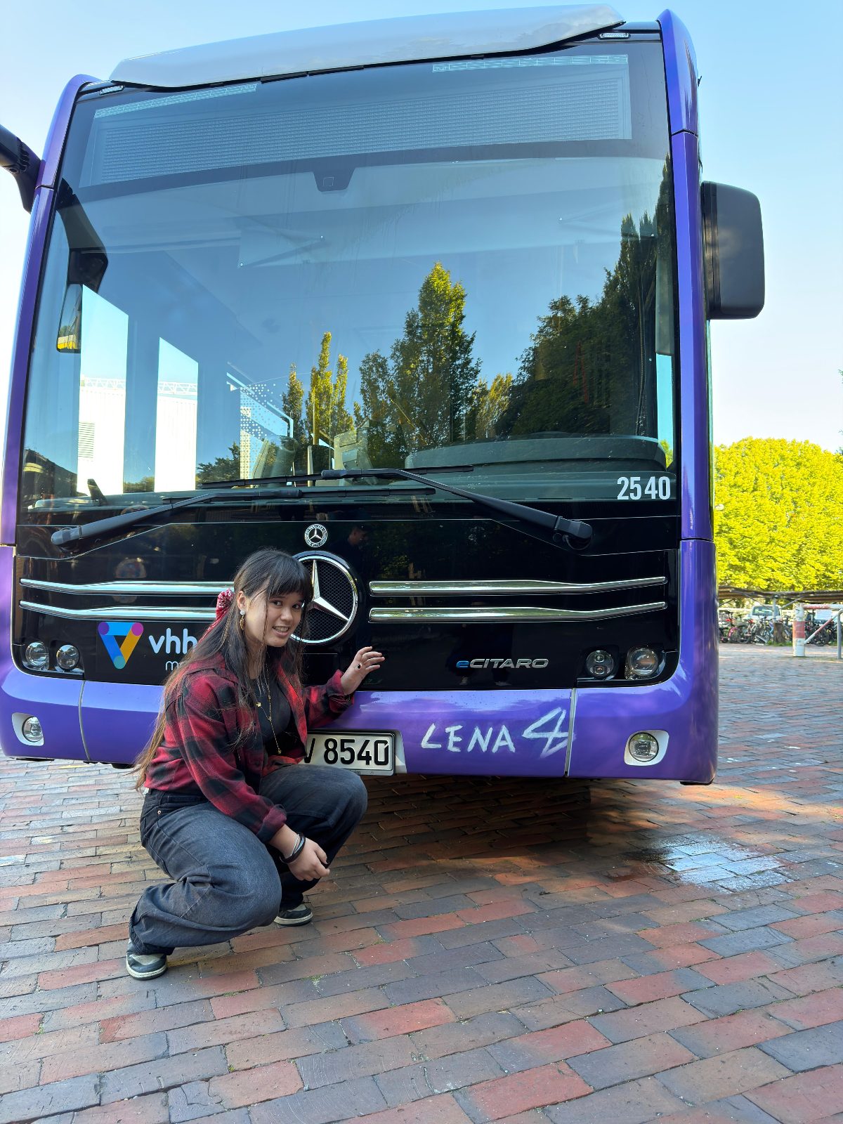 Lena vor dem von ihr gestalteten Bus