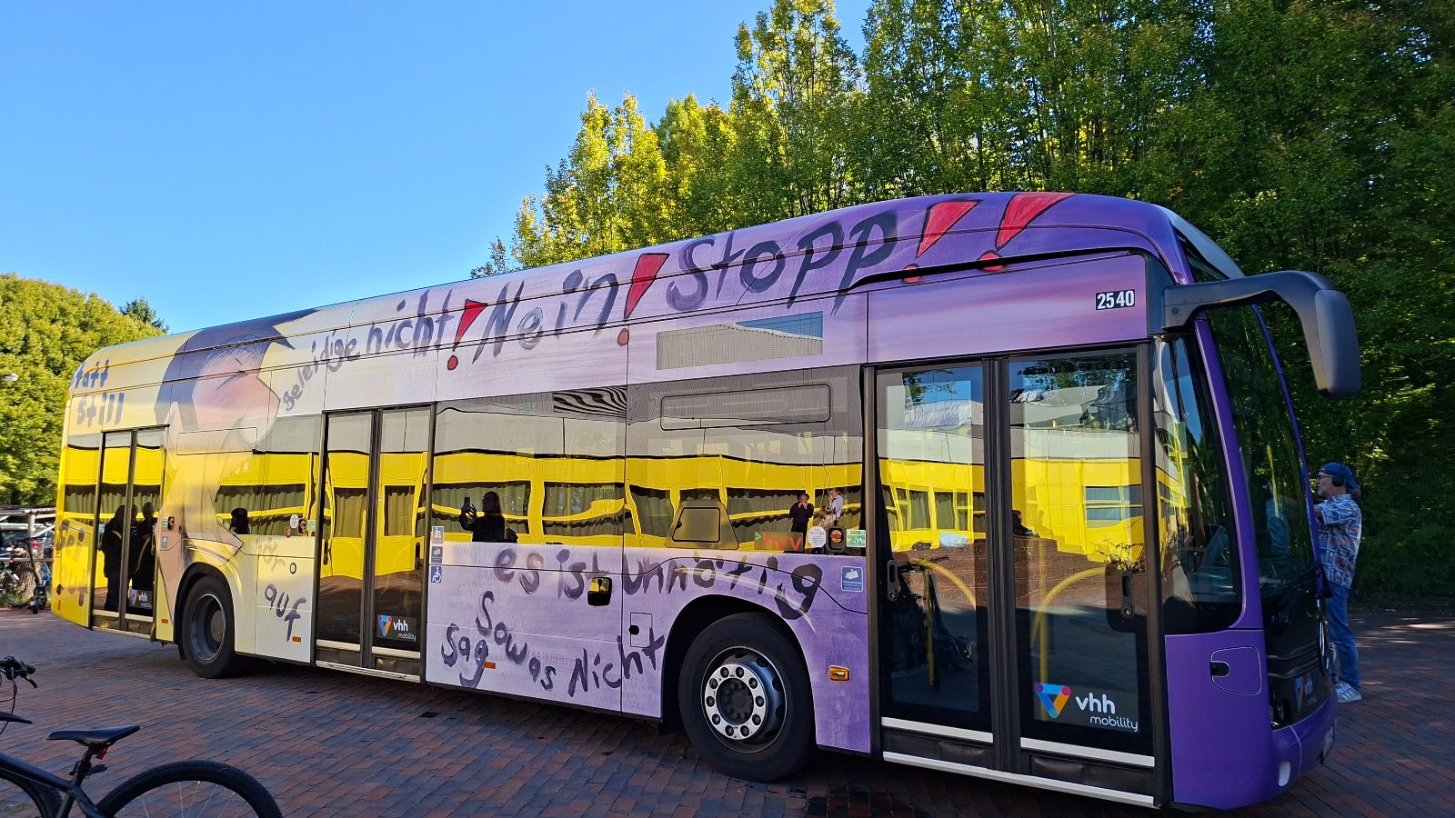 Der von unserer Schülerin gestaltete VHH-Bus mit dem Schriftzug Beleidige nicht! Nein! Stopp!