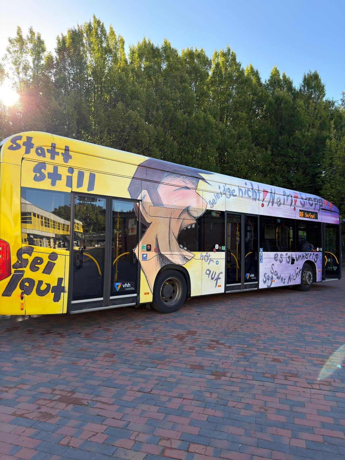 Der gestaltete VHH-Bus mit dem Schriftzug „Statt still, sei laut“